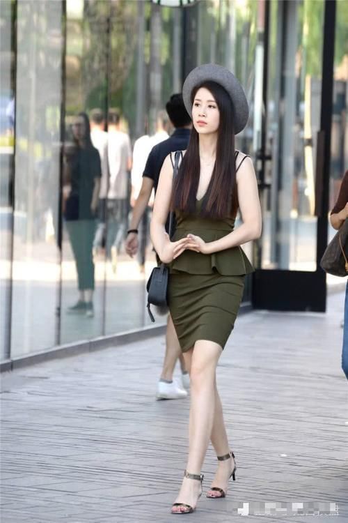 展现|墨绿色紧身裙搭配一字带细跟鞋,身材好的姑娘就是会穿,展现气质