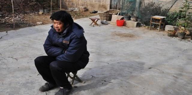 随着中国男女比例的失衡，农村的光棍变多，应该如何是好呢？