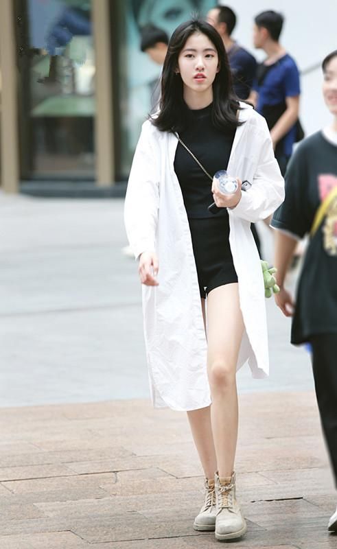 路人街拍，简洁的A字裙搭配时尚绑带鞋，美的让人无法抗拒!