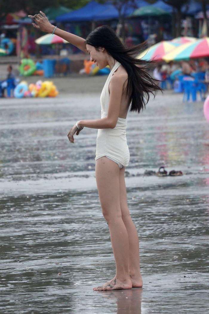 旅游渡假区街拍: 长发飘飘的清秀妹子, “潮流风”热裤露大长腿,