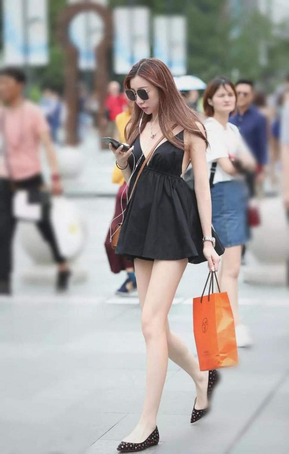 街拍美女：打扮时尚的性感美女，各种角度都很养眼