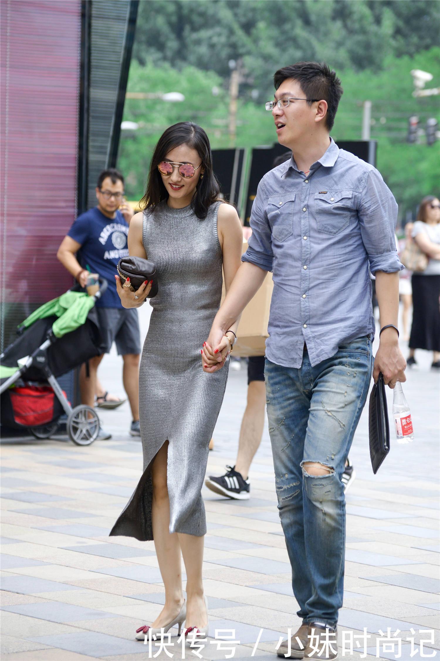  【亮面】街拍亮面的无袖紧身裙，显身材曲线，搭配高跟鞋更衬托气质
