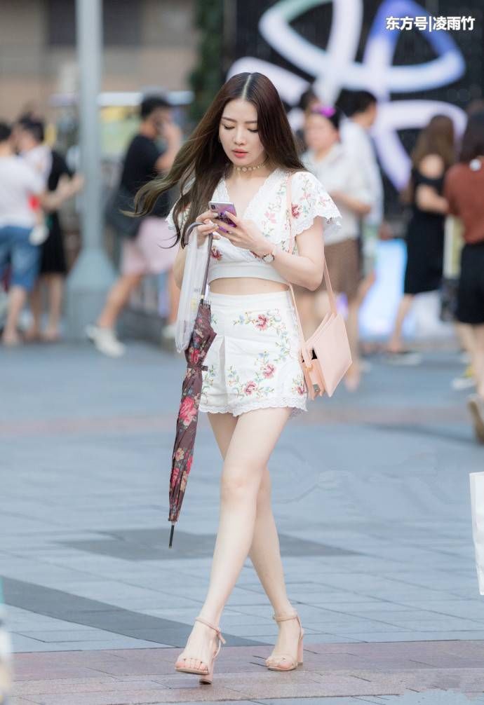 重庆街拍：无需鲜艳繁杂的色彩，小姐姐的美精致而优雅