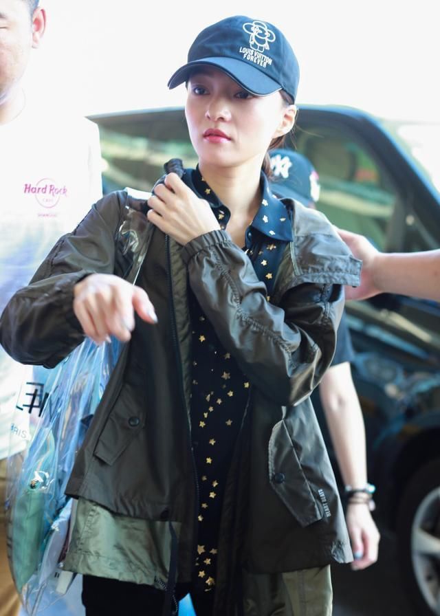 张韶涵大热天穿好几层，挎4000块塑料袋现身，网友:啥也不敢装吧