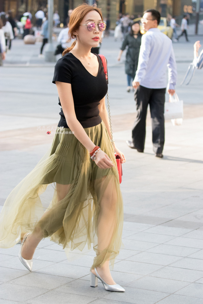 街拍：孙允珠一身黑白职业搭配灰丝袜, 浓浓女人味别有一种风情