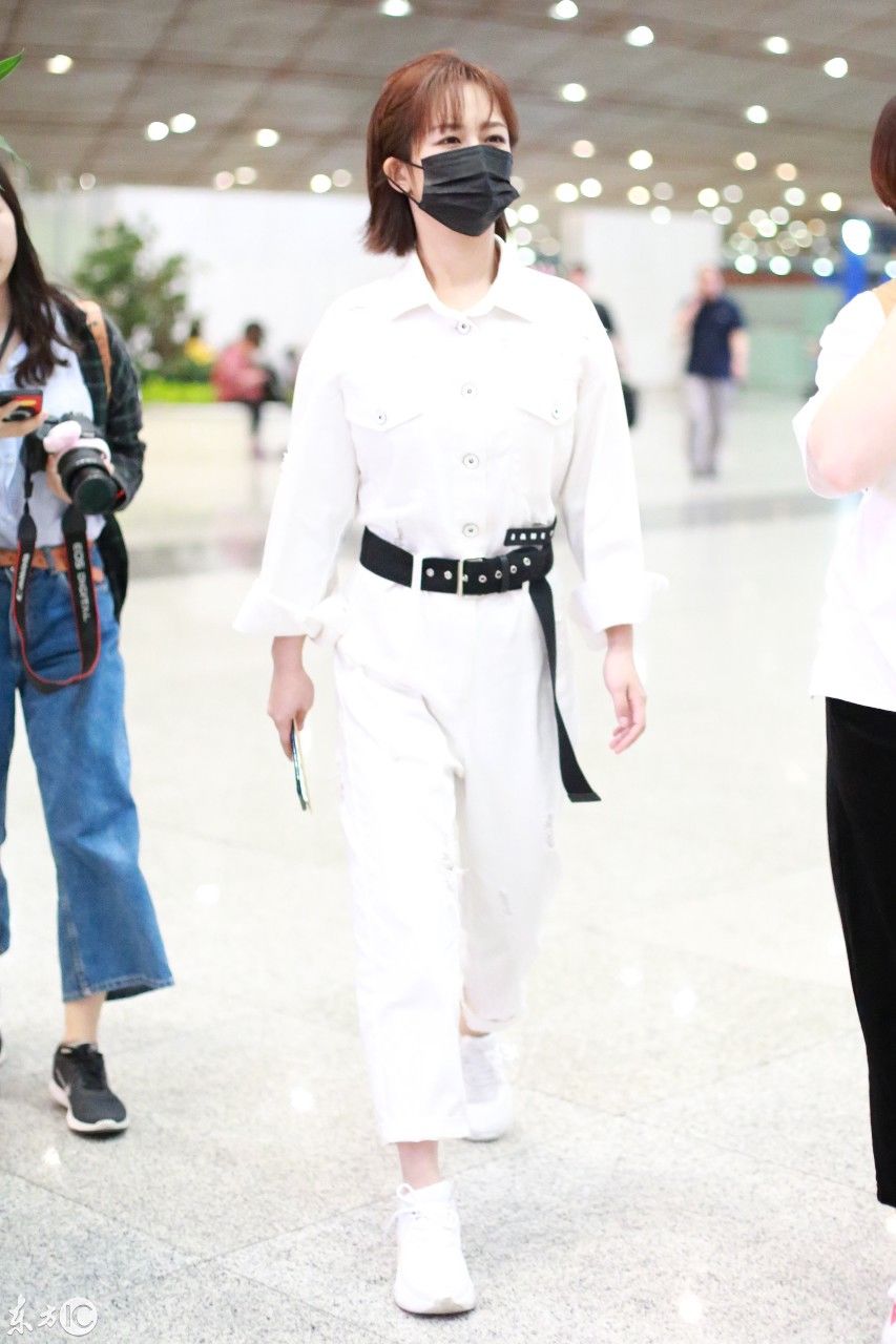 杨紫现身北京机场一身白色制服搭配黑色腰带帅气潇洒，网友这发型