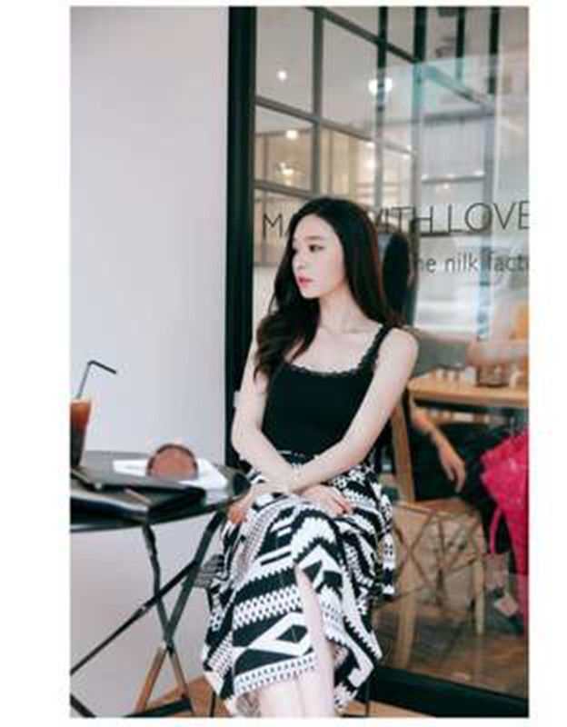 女人过了20岁，多穿这种“紧身衣”，忒性感迷人