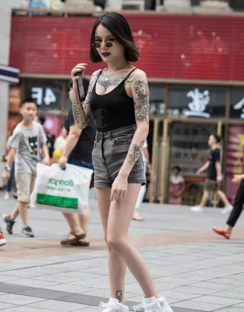 迷人的花臂小姐姐,黑色唇彩纹身到胸口了,后背纹的一句话没人能