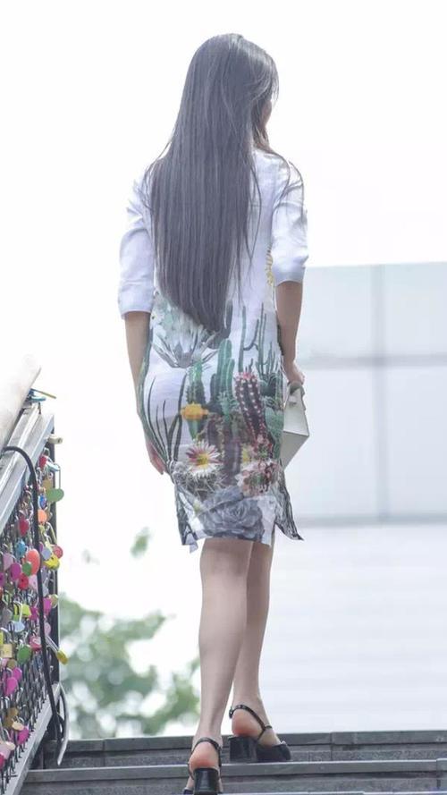 街拍丨穿着旗袍的气质美女,胸前水滴形镂空很有感觉