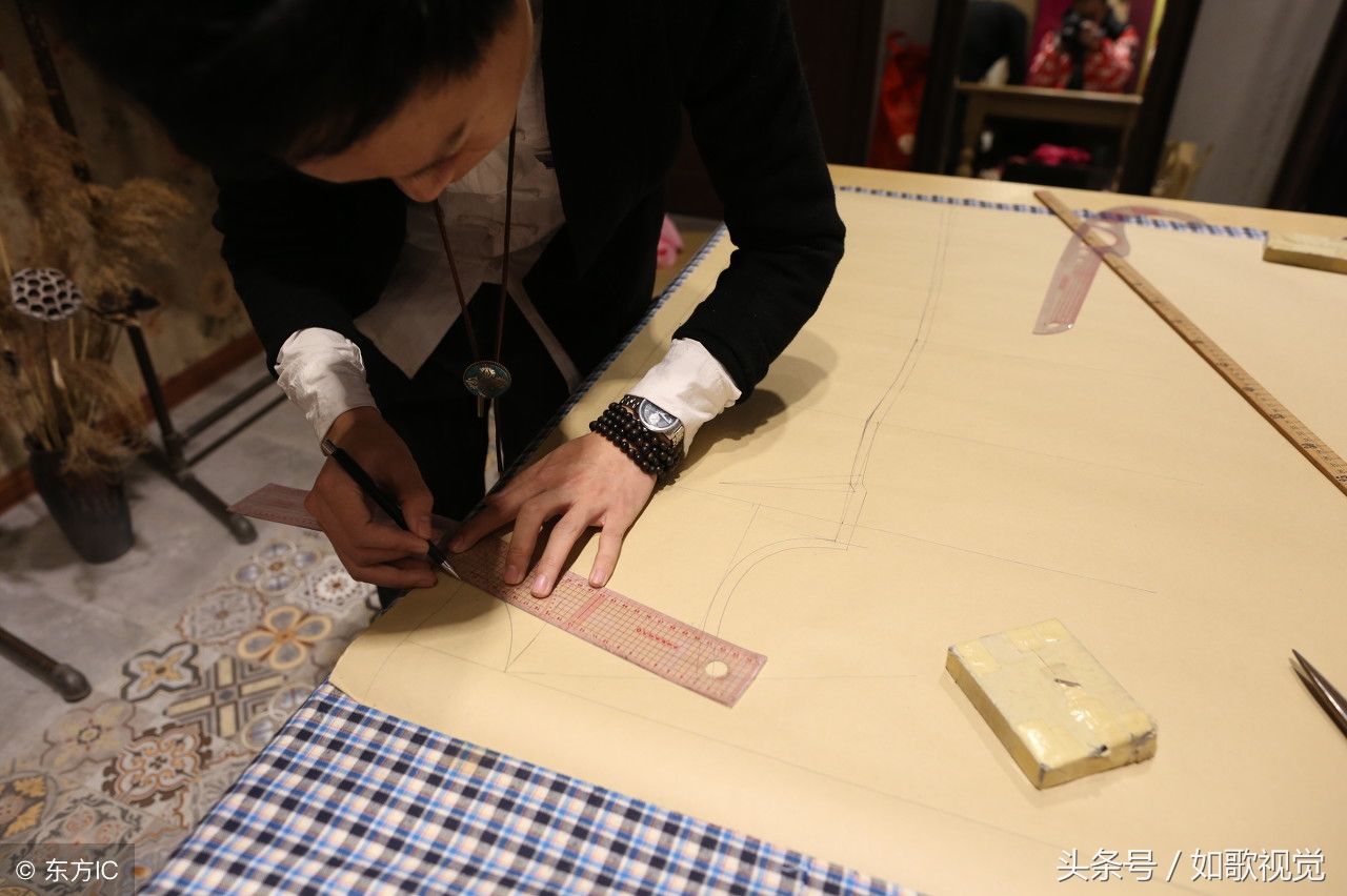 80后小伙痴迷中式传统服装8年,私人订制旗袍一件8000元需预约