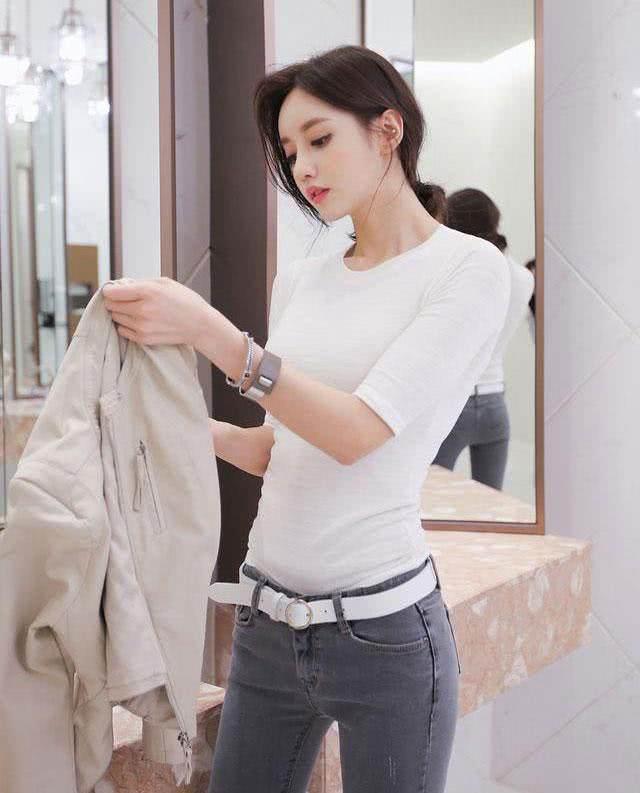 紧身裤的添加更洋气，女人要舍得打扮，给人眼前一亮的美感