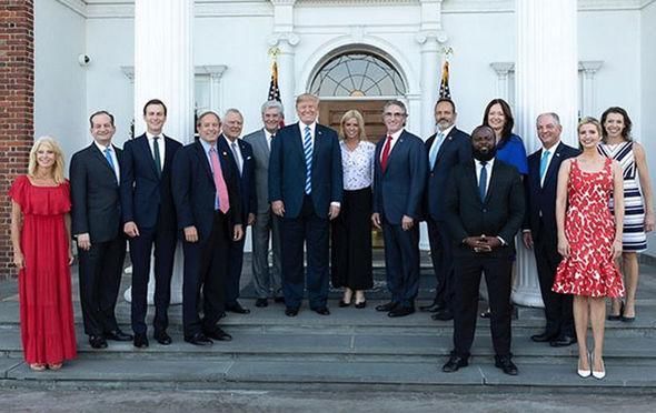 伊万卡与一群州长拍照留念,穿2490美元红点白色丝绸裙子