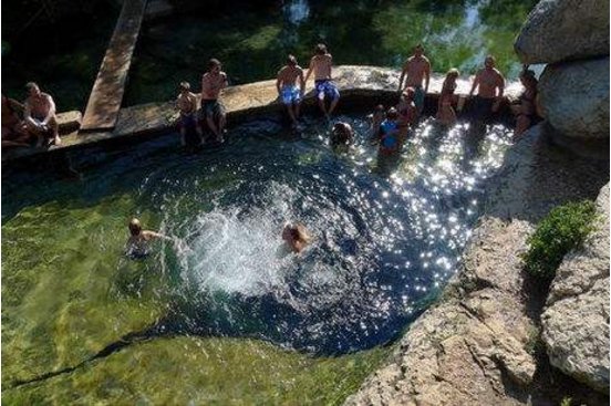 世界上最危险的水潭：40米深曾夺8人性命，游人却争先往下跳