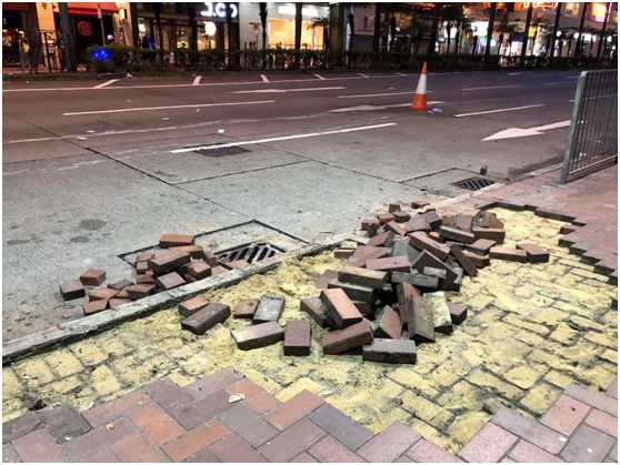 不止汽油弹，他们还用“枪”袭警！