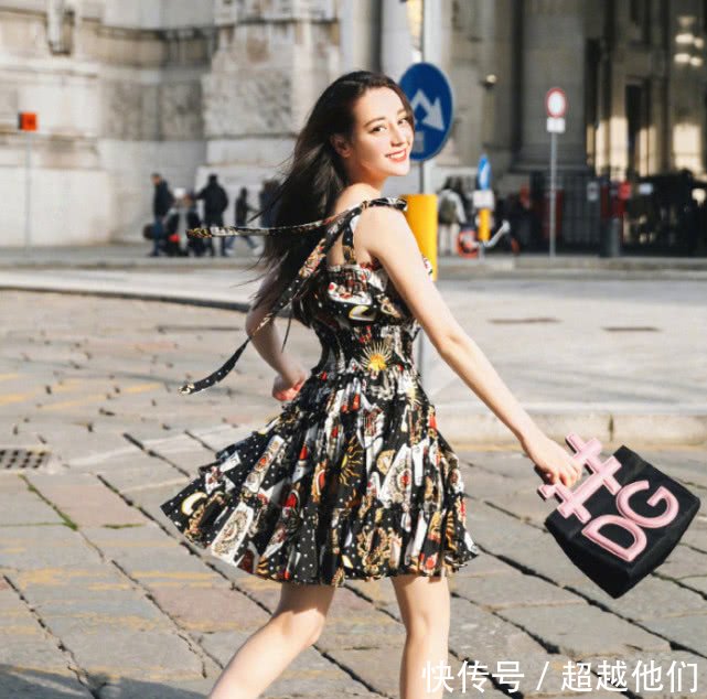 迪丽热巴的裤子绝了，这是湿了吗？居然意外的很好看！