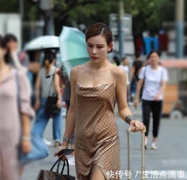 美女■美女街拍:清纯可人的小姐姐,气质优雅,穿出窈窕精致的美感!