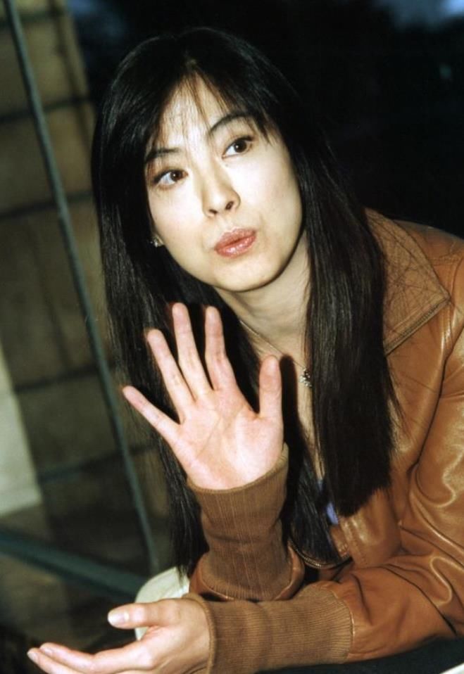 不老女神王祖贤半身照:紧身连衣裙显瘦，眼角皱纹却差强人意