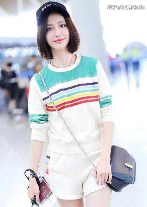 女神佟丽娅一身休闲装现身机场，满满的少女气息，太美了