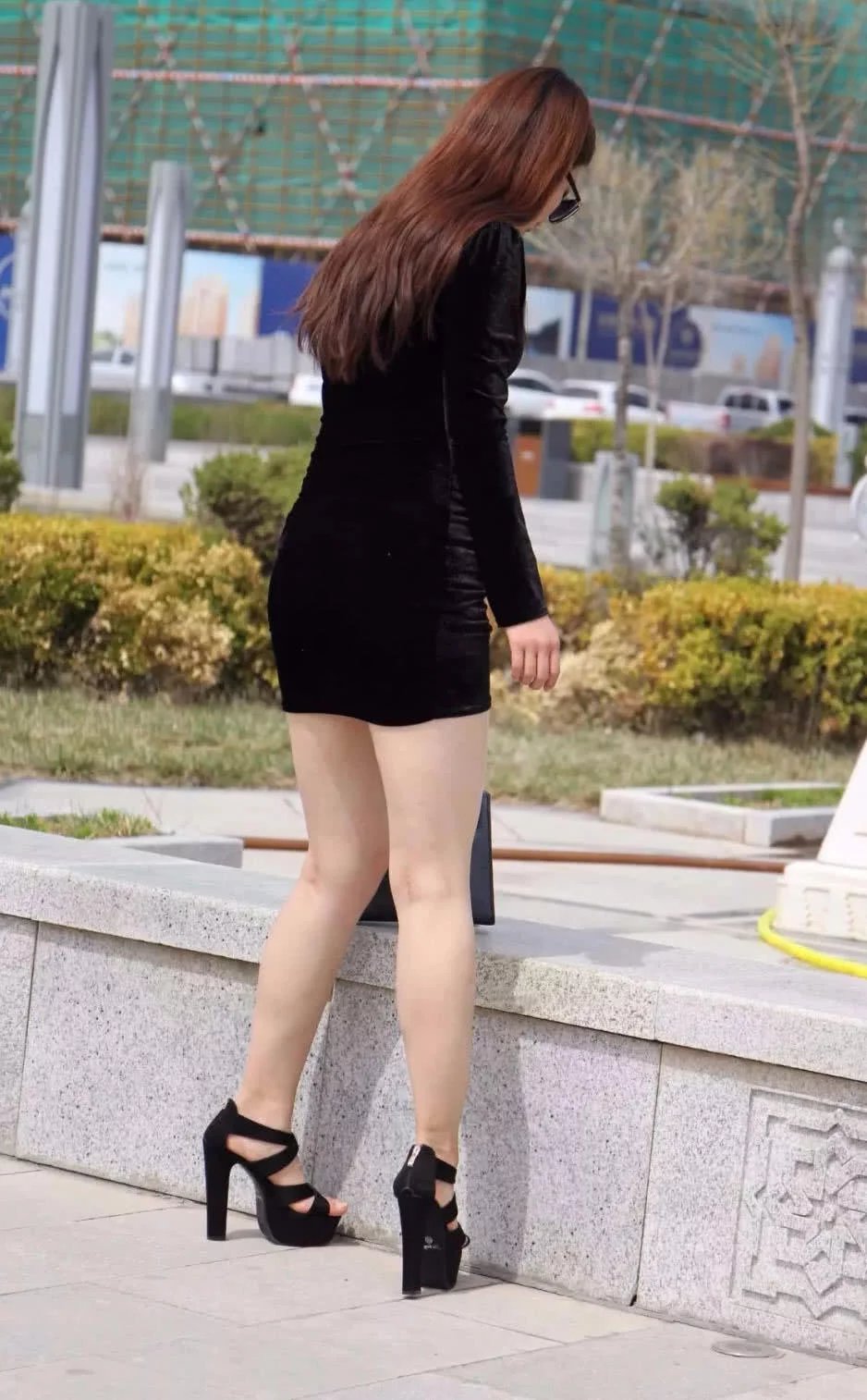 黑色紧身裙下的“背影杀手”，，在展露自己事业线的同时也达到了