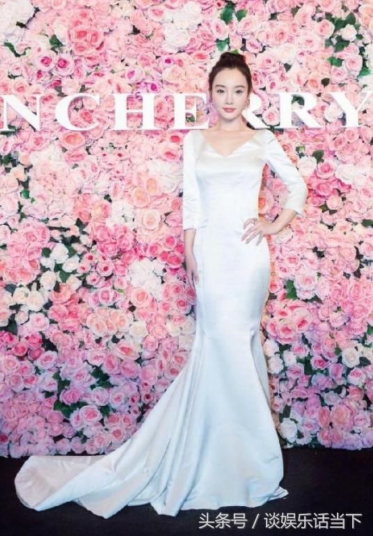 李小璐简直了，一身长裙高V开到肚脐，网友:身材没料好尴尬