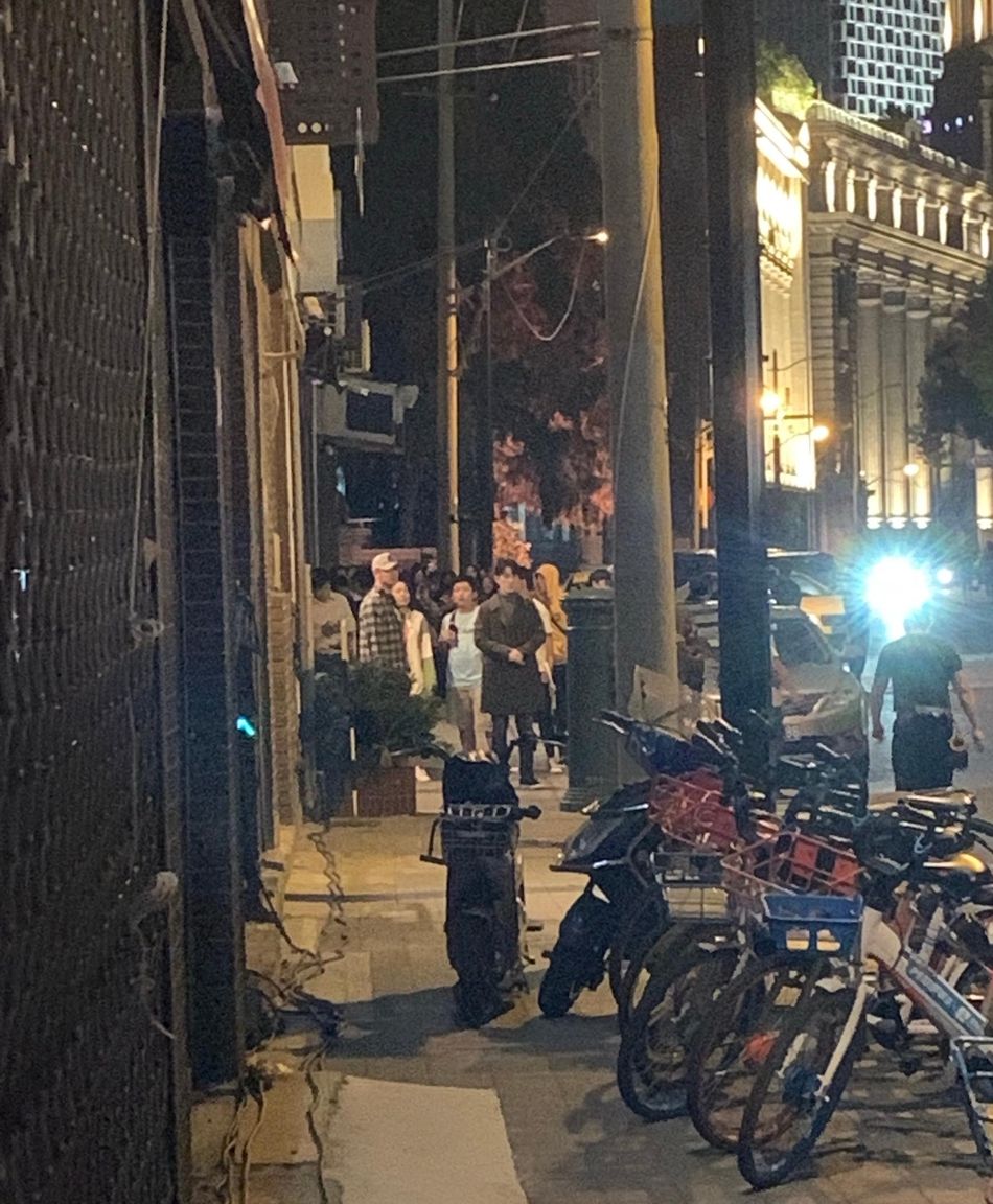 刘诗诗朱一龙主演：刘诗诗朱一龙《亲爱的自己》路透 两人拥抱画面有点甜