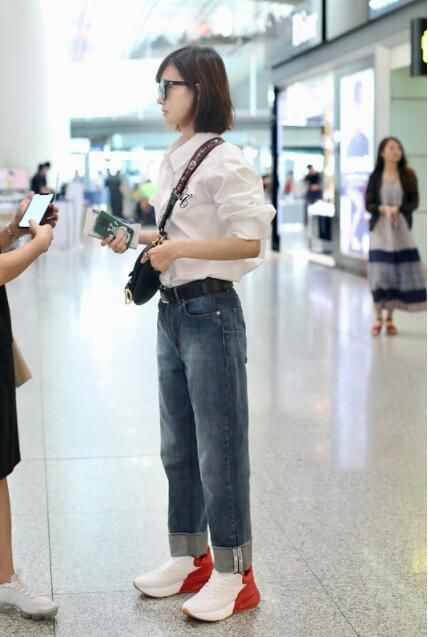 王丽坤白衬牛仔裤，却带了条像10年前的皮带，网友:林更新好眼光