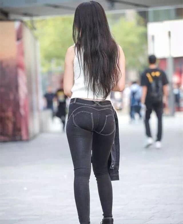 时尚穿搭，修身牛仔裤穿搭没有年龄限制，简单时尚青春活力