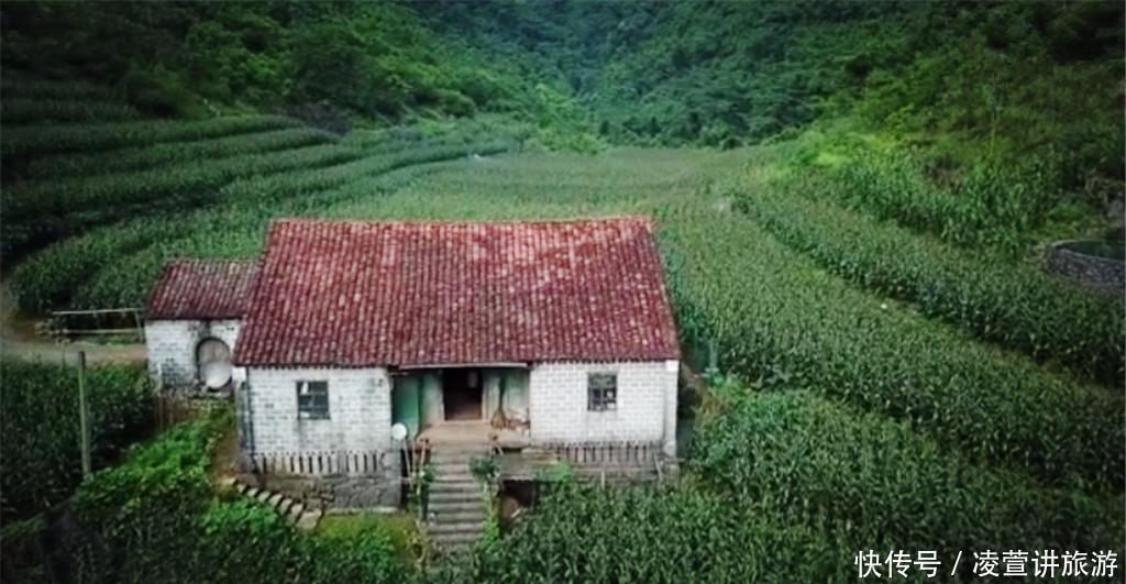 四面都是陡峭高山，只有一户人家住在山坳中，老人在此种满庄稼