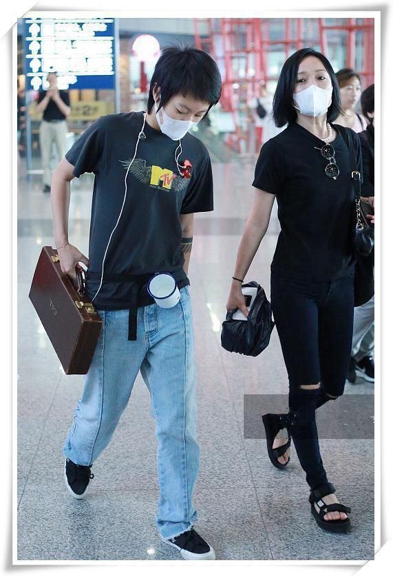 本以为窦靖童的木箱够奇葩的了，看到马思纯的塑料篮，我沉默了!