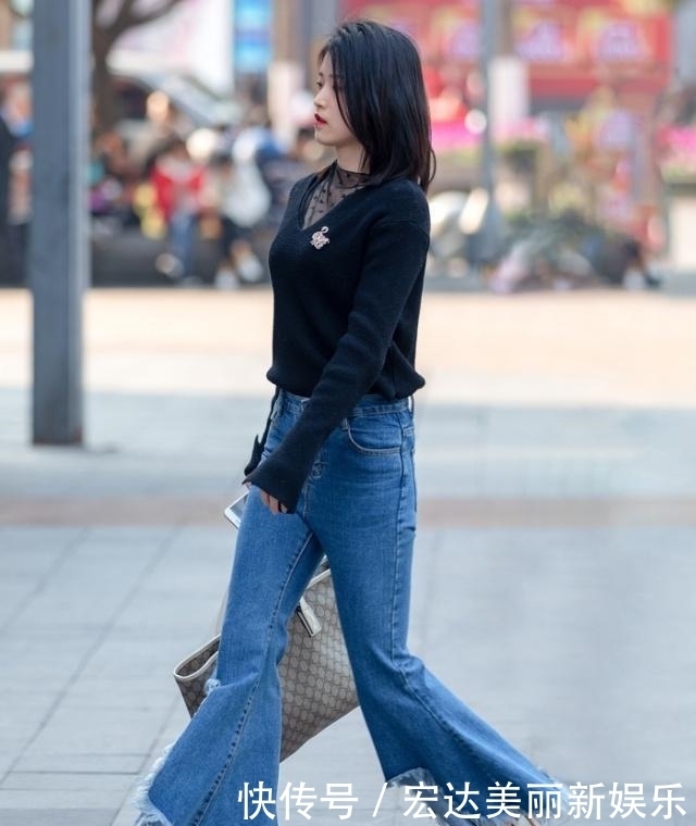 #小脚#街拍:身材纤细的小美女,身穿吊带上衣配小脚裤,非常的有魅力哦