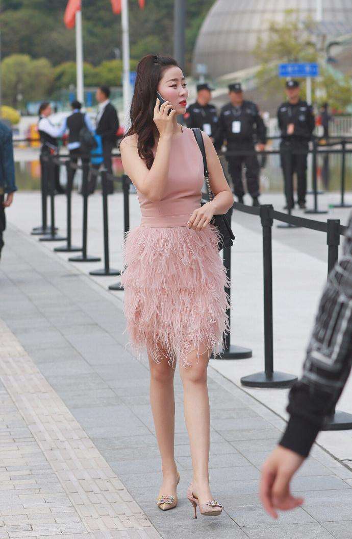 素人街拍: 身材好的女人穿的单调, 也显得高调