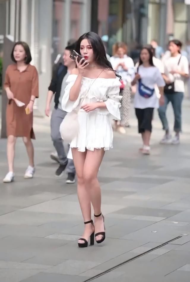 显腿■街拍小姐姐为了显腿长,踩着像“木炭”的高跟鞋,走路都得小心