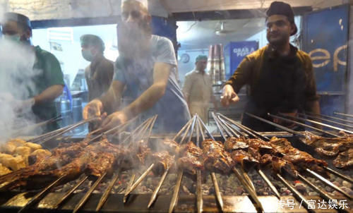 中国游客去巴铁吃烧烤，一串吃到撑，服务员说出价格时却愣住了！