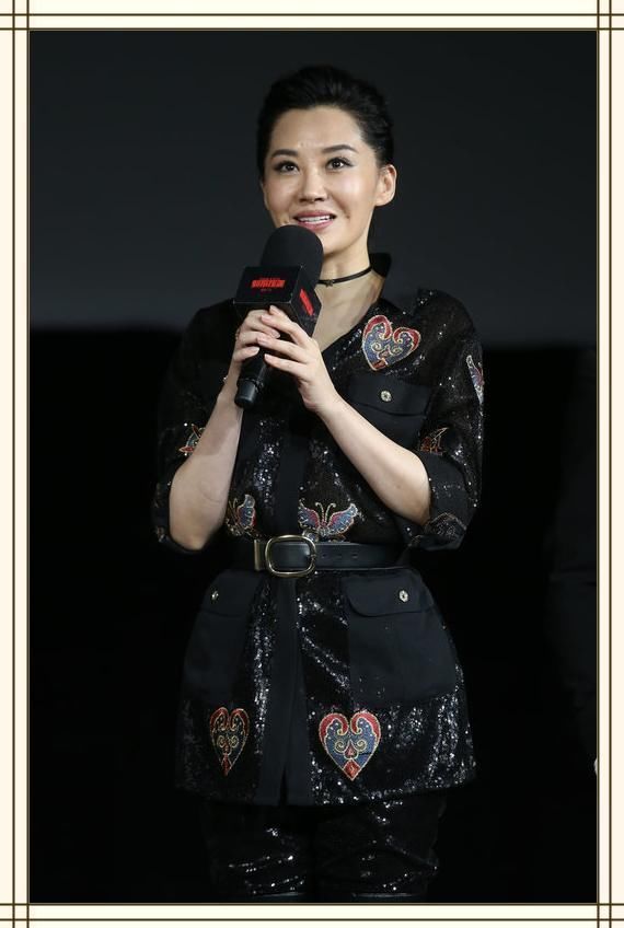 许晴终于服老，一身黑韵味十足，网友：这才是49岁女人最美的样子