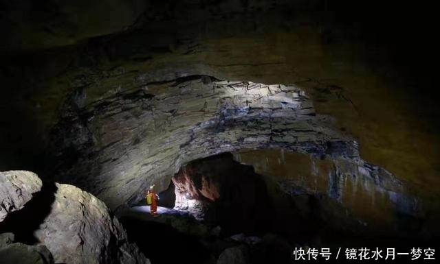 昨天，利川发现一个超级大溶洞，洞中有山、有河……