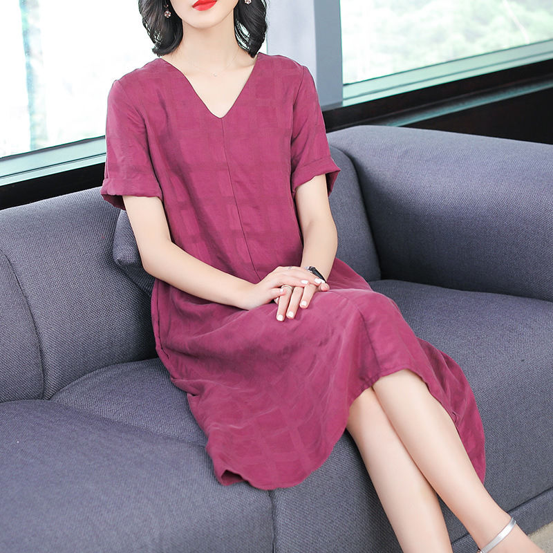 如今女人穿衣真大胆，深V装实力”真空“亮点满满，秀出傲人身材