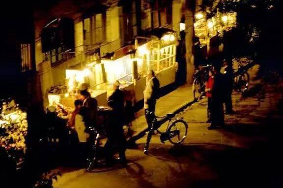 15张老照片:80年代外国游客拍摄的中国小吃！