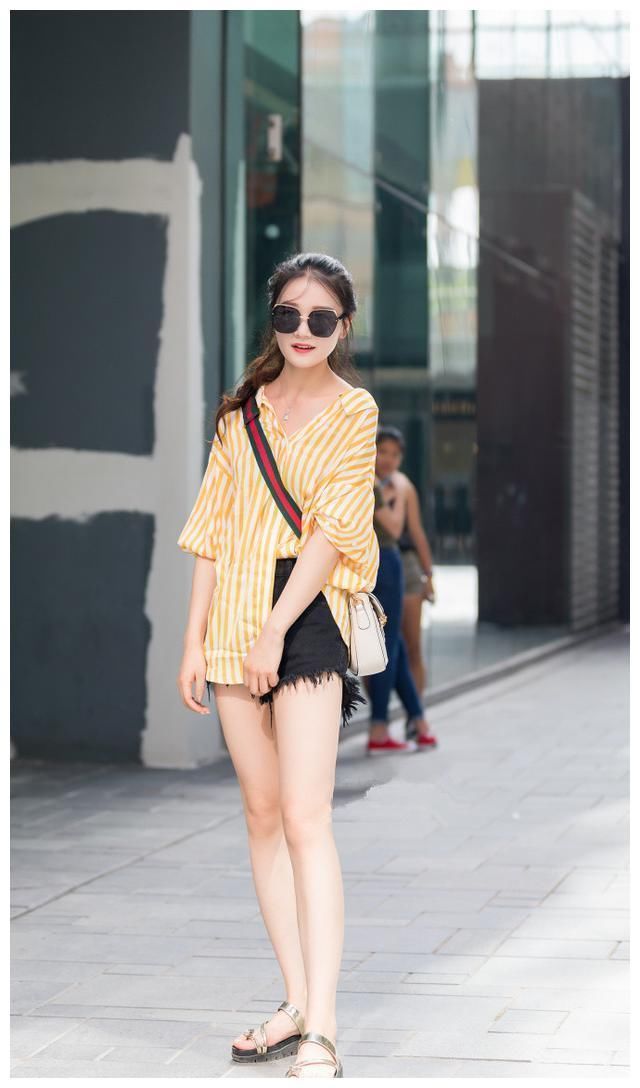 街拍：图3身材高挑，肌肤白皙，是我这辈子心心念念的那个人！