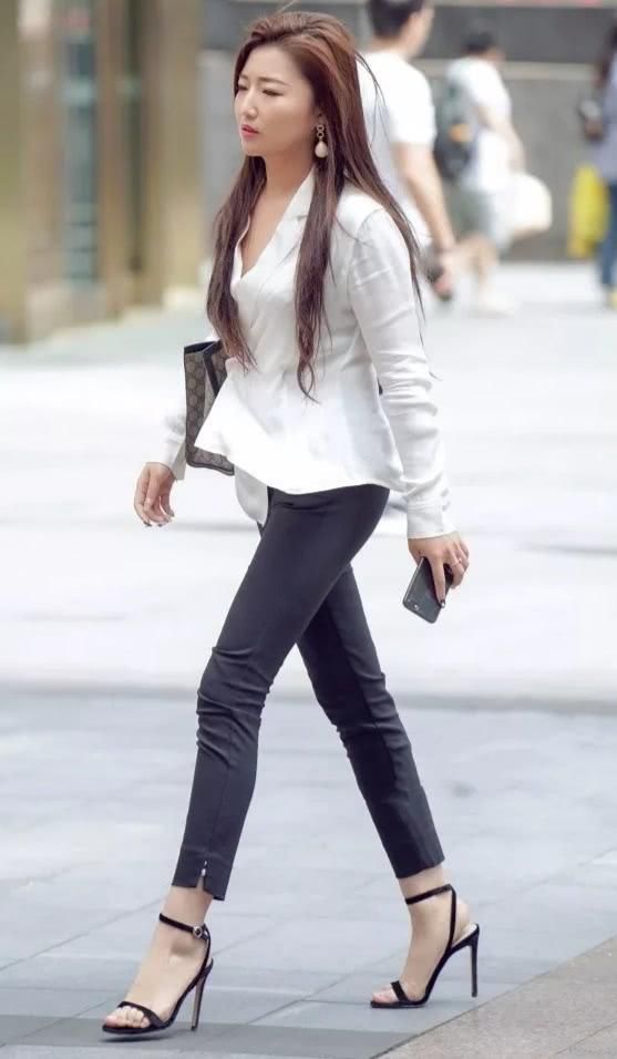 白色上衣搭配9分窄脚裤再穿上一双单扣的高跟凉鞋，优雅自然又时
