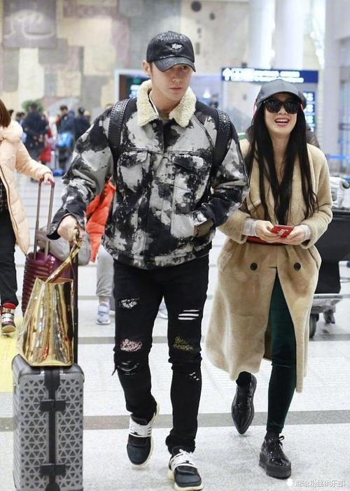 钟丽缇终于瘦了,现在都敢穿这么短的短裤出门,网友:发型毁所有