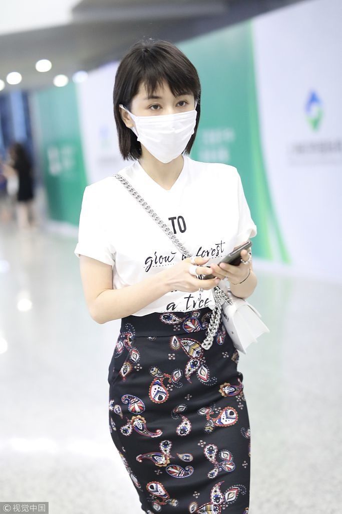 王子文白T配包臀裙身材娇小玲珑 口罩遮面撩发充满女人味