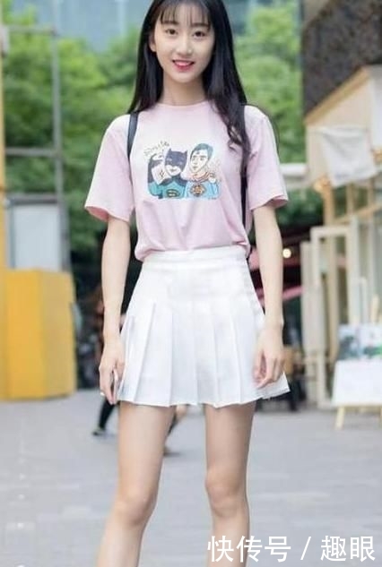 美女■街拍:皮肤白皙的美女,一件黑色背心配黑色短裤,时尚活力气质