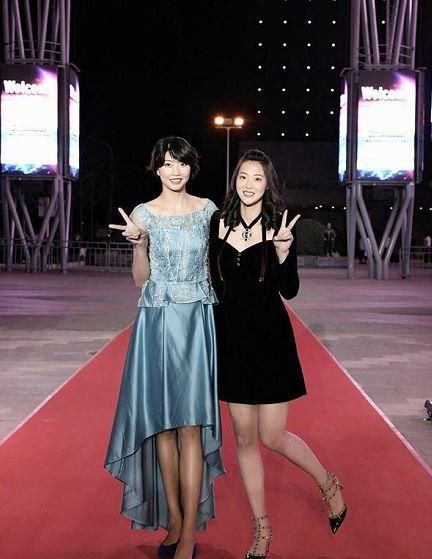 绝对是女神!当惠若琪穿上尖头高跟鞋,美腿显得更加修长了!