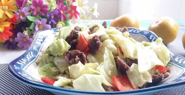  「口感」包菜烧牛肉好吃的秘决，肉汁与蔬菜汁亲密组合，酸脆爽口，口感爆发