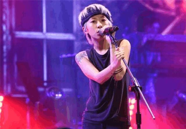 辣眼睛的穿着,不愧是王菲的女儿,这样穿走红地毯第一次见