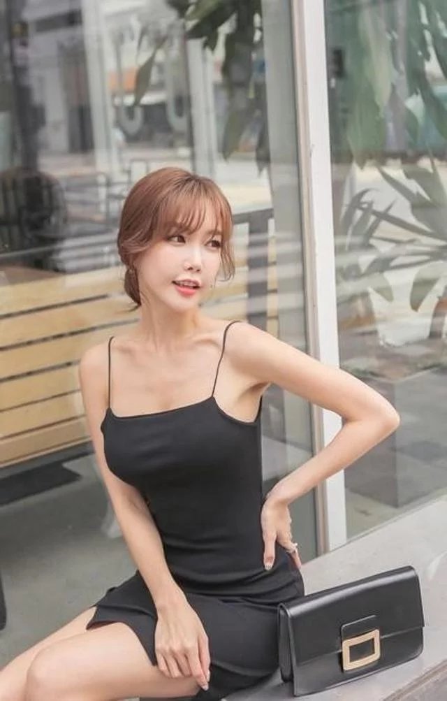 街拍：小姐姐逛累了坐路边不肯走，网友：我想从你身边走过!