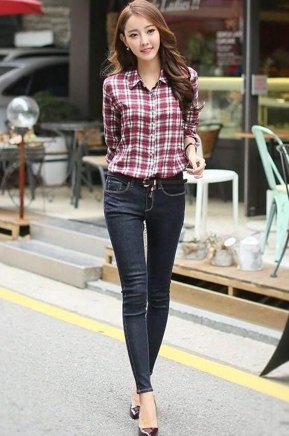 拥有完美曲线的时尚女孩，搭配牛仔裤，秀出紧致身材