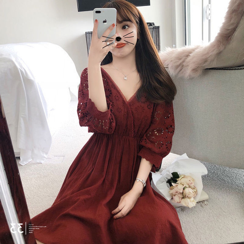 媳妇胆子太大了，这么“露”的连衣裙也敢穿出门，但确实性感迷人