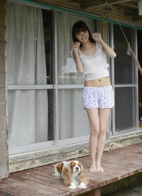 气质小姐姐清凉穿搭显身材，短裤大秀筷子腿，网友：爱美也要注意