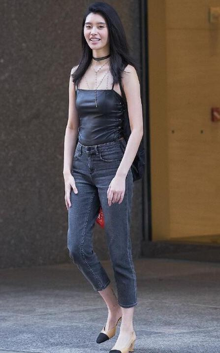 刘雯何穗奚梦瑶维密试装, 然而众人眼光全在奚梦瑶肚子上, 有了?